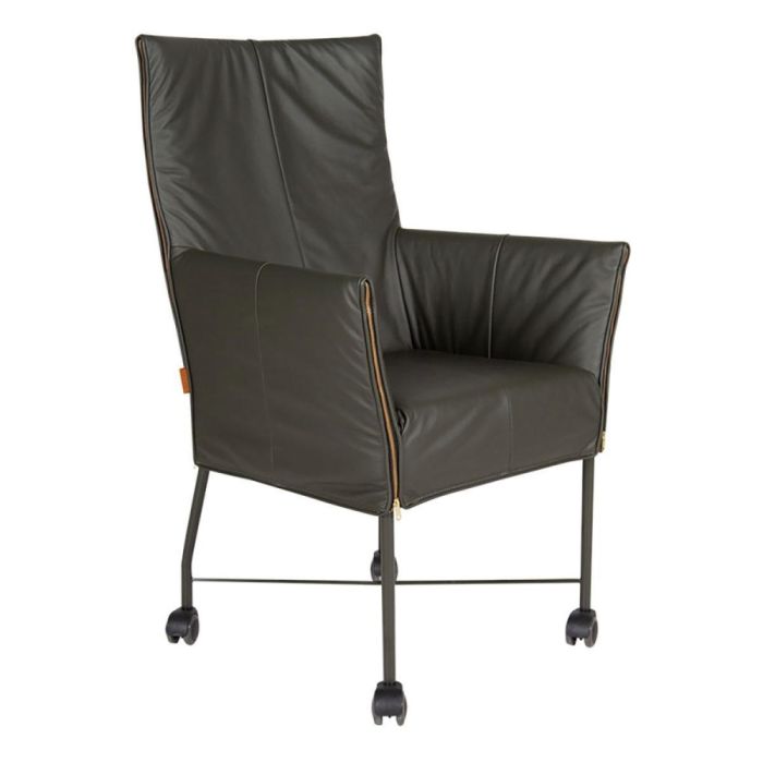 Zwarte Montis Chaplin eetkamerstoel van leer, schuin van voren gefotografeerd op wielen met slank metalen onderstel.