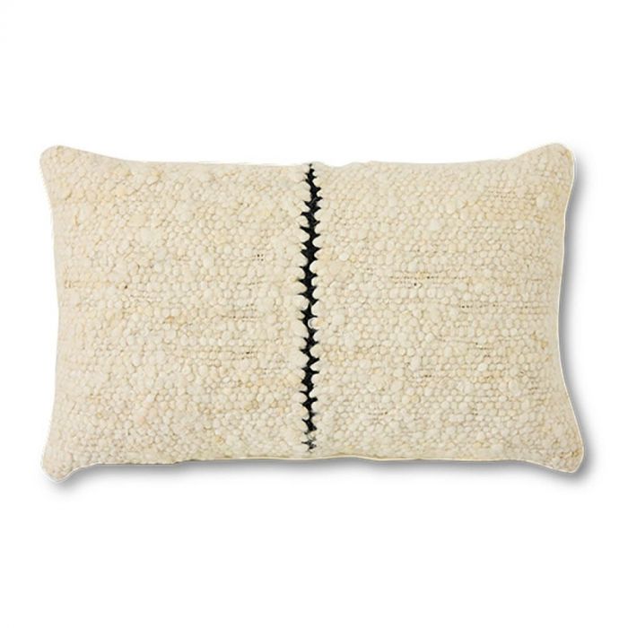 Rechthoekig HKLIVING sierkussen van wol in naturel met een zwarte streep in het midden, formaat 50x30 cm.