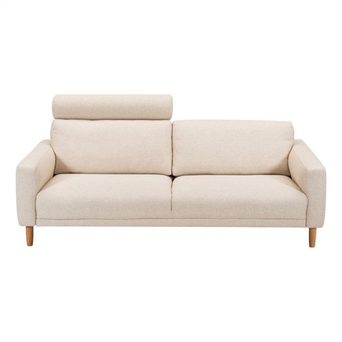 Voorzijde van de Skagen Studio Bank Peberholm in beige stof met houten poten en hoofdsteun.