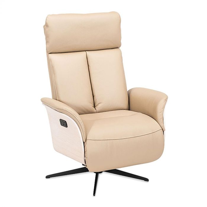 Beige leren relaxfauteuil Skagen met houten zijpanelen en zwarte draaivoet, vooraanzicht.