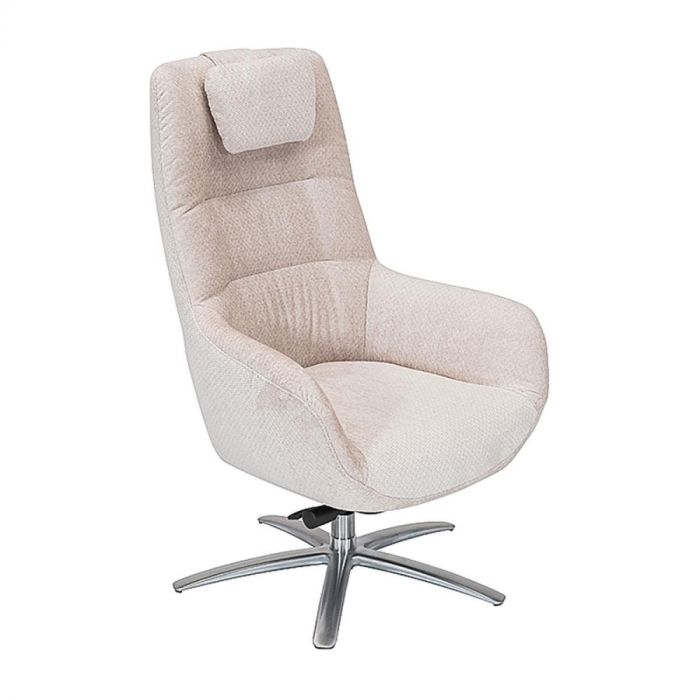 Fauteuil Esrum in beige stof met hoge rugleuning en moderne metalen draaivoet.