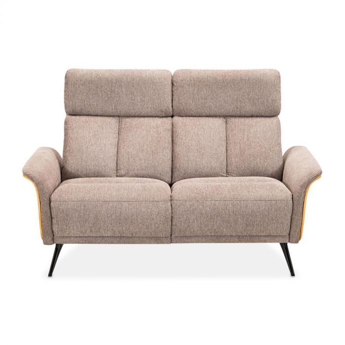 Hjem 2-zitsbank in beige stof met hoge rugleuningen en zwarte poten, frontaal gefotografeerd.