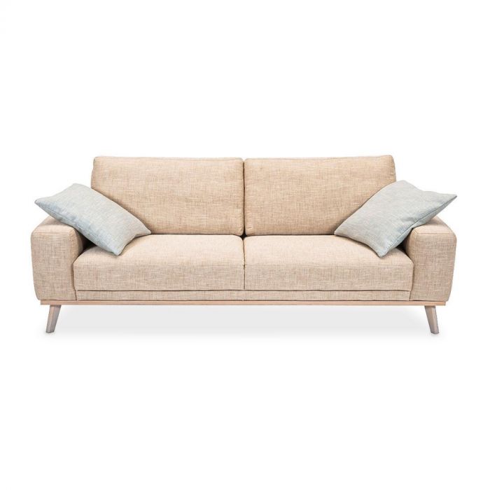 Saltholm 3-zitsbank in beige stof met houten poten, inclusief blauwe sierkussens, vooraanzicht.