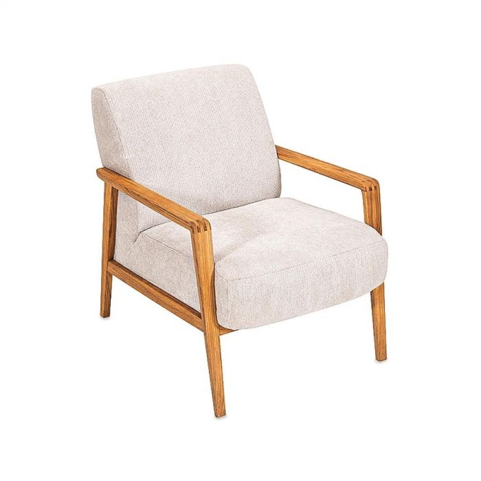 Fauteuil Damhus in beige stof met eikenhouten frame en armleuningen, vooraanzicht.