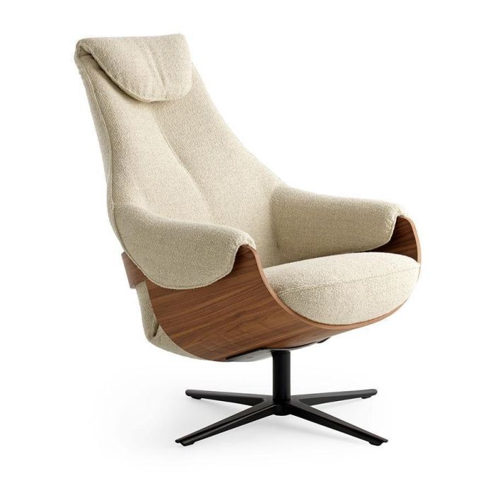 Leolux Cream draaifauteuil in beige stof met houten kuip en zwarte draaivoet vooraanzicht