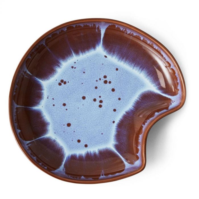 Close-up van de HKLIVING Plate Shell Sienna, schelpvormig bord met bruin en blauw glazuur.
