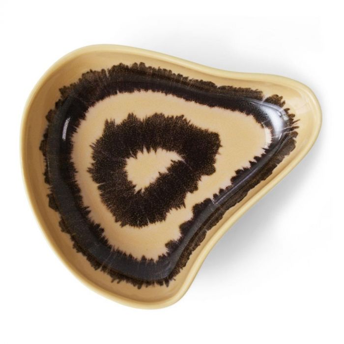 Close-up van de HKLIVING Tapas Schaal Shell Triffle met beige basis en donkere glazuurtekening in organische schelpvorm.