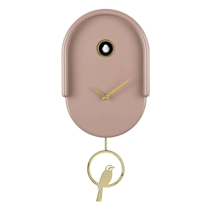 Karlsson wandklok Tweet in mocha brown, frontaanzicht met goudkleurige wijzers en pendel met vogeltje op witte achtergrond.