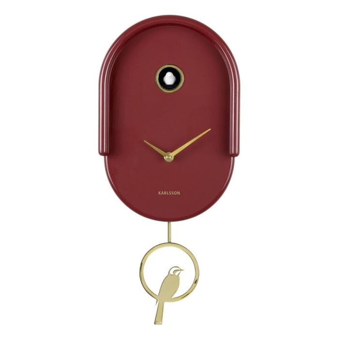 Karlsson wandklok Tweet in burgundy red, frontaanzicht met goudkleurige wijzers en pendel met vogeltje op witte achtergrond.