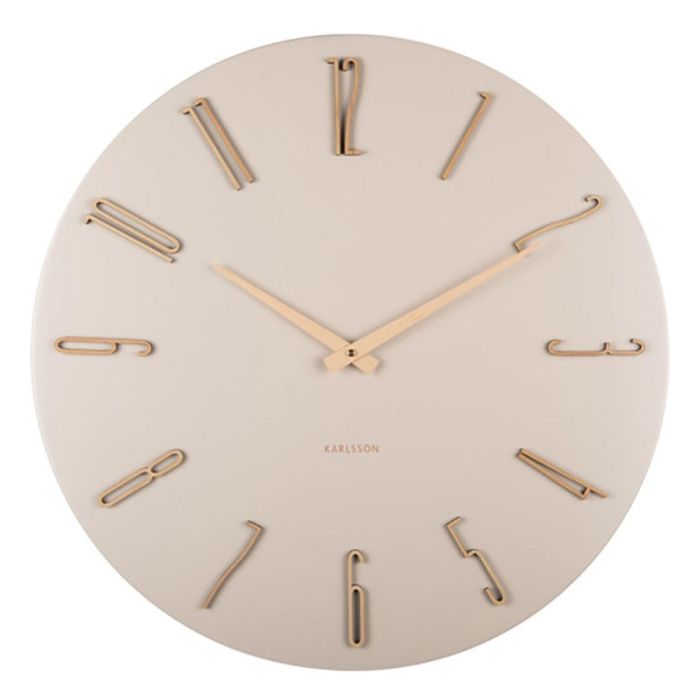 Ronde off white wandklok met verfijnde cijfers en slanke wijzers, frontaal beeld