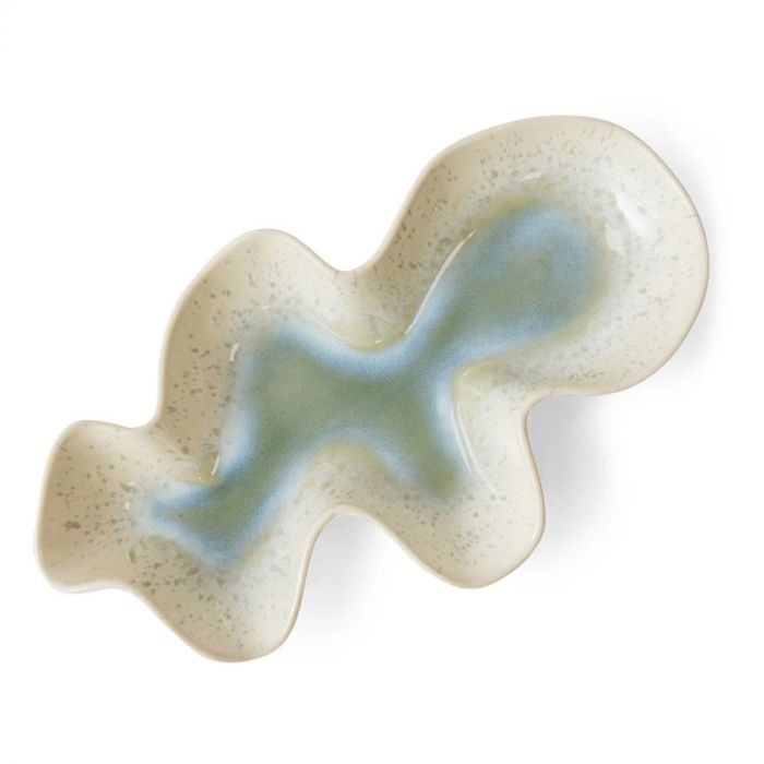 Bovenaanzicht van het HKLIVING Shell Oyster serveerschaaltje met golvende vorm en blauwgroene glazuur op een crème basis.