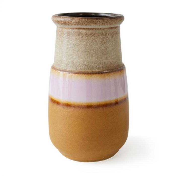 Close-up vaas rechtop: Grote HKLIVING vloervaas in caramelkleur met keramieken afwerking, gefotografeerd tegen een witte achtergrond.