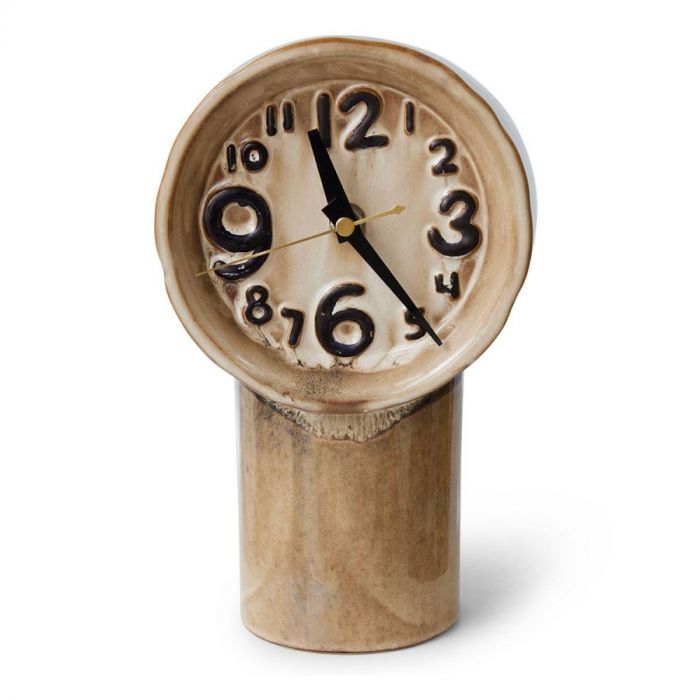 Close-up van de HKLIVING Retro Keramiek Klok Cream met grote cijfers en zwarte wijzers.