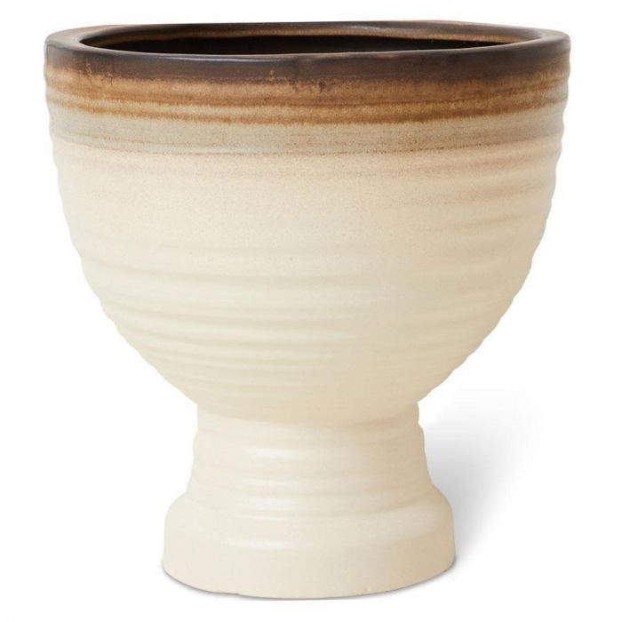 Close-up productfoto van de HKLIVING bloempot in vanillekleur met ronde vorm en verhoogde voet.