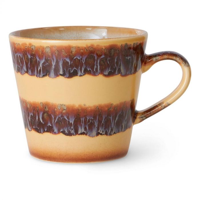 Close-up van de HKLIVING 70s Ceramics Cappuccino Mug Cliffs met brede bruine en okergele strepen.