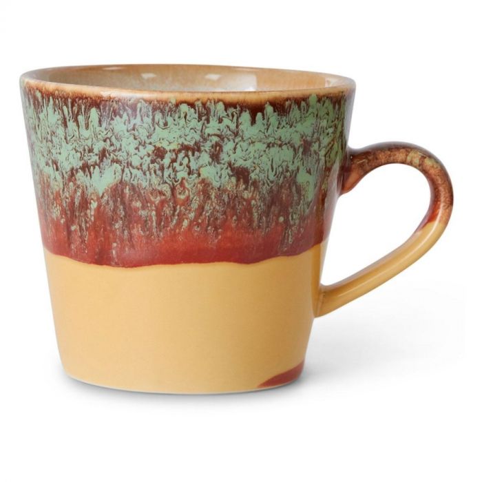 Close-up van de HKLIVING 70s Ceramics Cappuccino Mug Cove in geel met roodbruine en groene glazuurlaag.