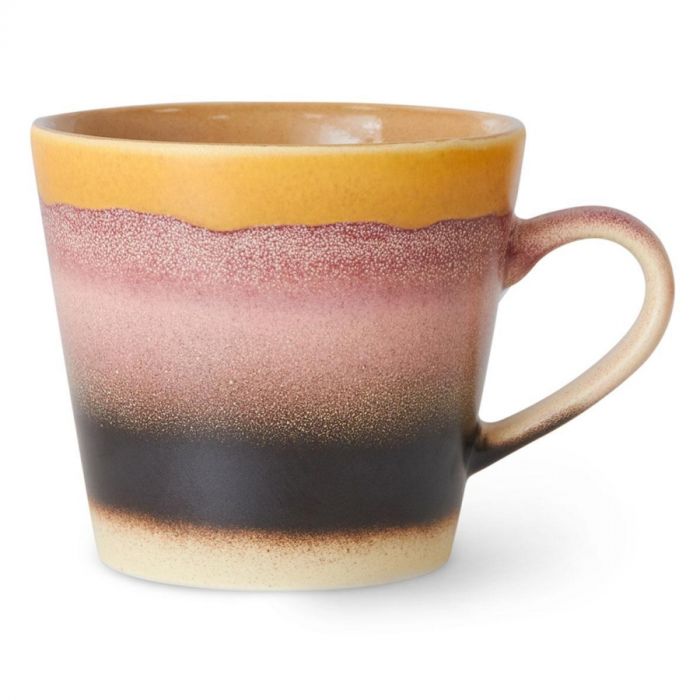 Close-up van de HKLIVING 70s Ceramics Cappuccino Mug Sunset, met gele, roze en donkere kleurovergangen.