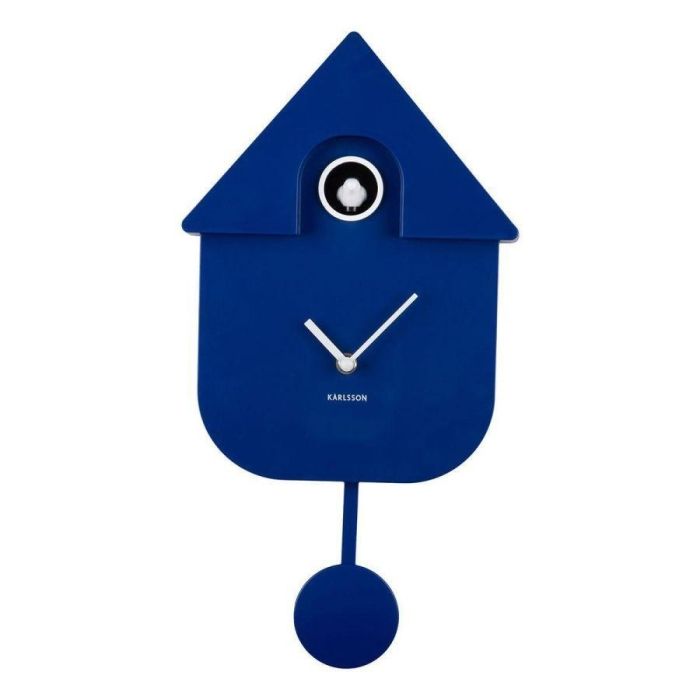 Voorzijde Karlsson Modern Cuckoo wandklok in kobaltblauw met pendel en zilverkleurige wijzers.