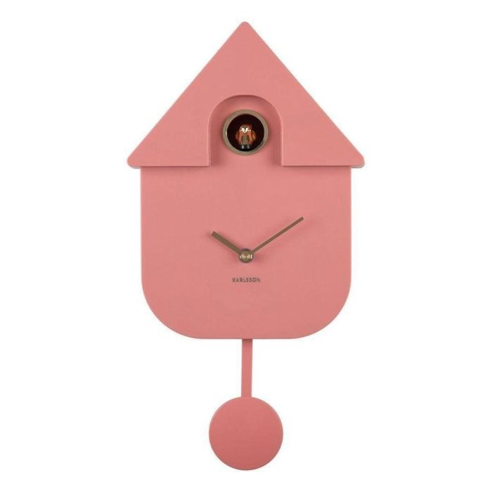 Vooraanzicht van de Karlsson Wandklok Modern Cuckoo Oro Rose in roze met goudkleurige wijzers en een zichtbaar koekoekje.