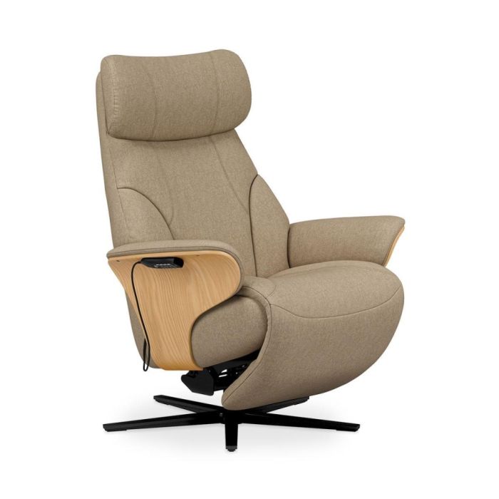 Beige Stressless Adam relaxfauteuil met houten details en zwarte stervoet, gezien schuin van voren.
