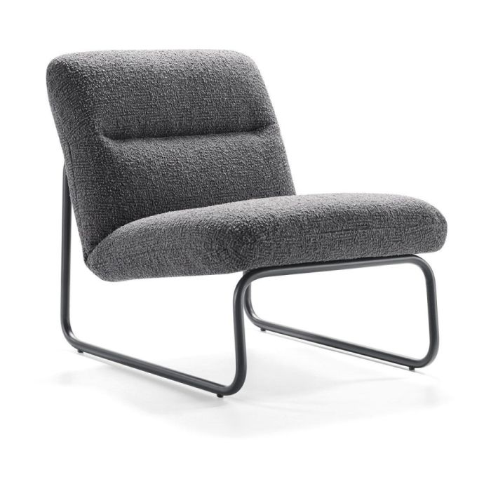 Westbourne fauteuil modern vintage in Riddle blauwe stof met zachte textuur en een slank zwart metalen frame, gefotografeerd schuin van voren.