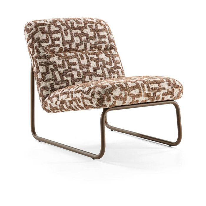 Westbourne fauteuil modern vintage in Rural brown stof met grafisch jaren 70 patroon en een slank anodic brown metalen frame, gefotografeerd schuin van voren.