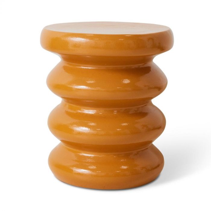 Close-up van de HKLIVING Sidetable Allure Caramel met golvende organische vorm en glanzend oppervlak.