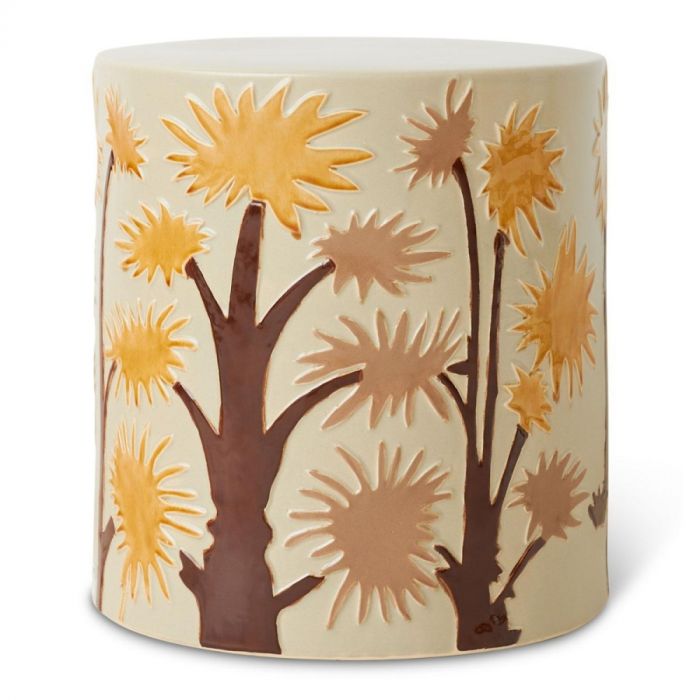 Coastal Side Table van aardewerk met reliëfdecor van bomen en zon, frontaal zichtbaar.