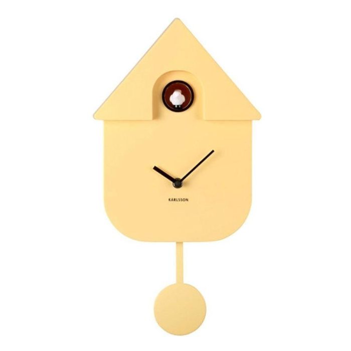 Vooraanzicht van de Karlsson Wandklok Cuckoo Modern Light Yellow met zwarte wijzers, ronde opening en slinger.
