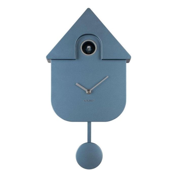 Karlsson wandklok Modern Cuckoo in metallic donkerblauw, met witte wijzers, pendel en een klein vogeltje zichtbaar bovenin.