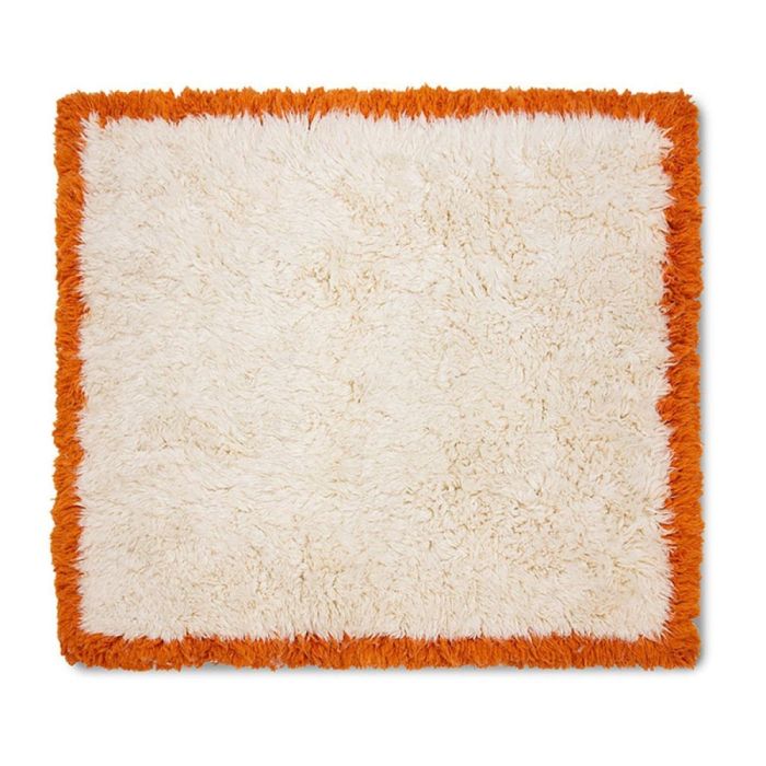 Vierkant vloerkleed Fluffy Retro van wol in crème met oranje rand, bovenaanzicht.
