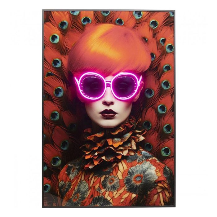 LED wandfoto met portret van roodharige vrouw met roze verlichte bril en pauwenveren achtergrond.