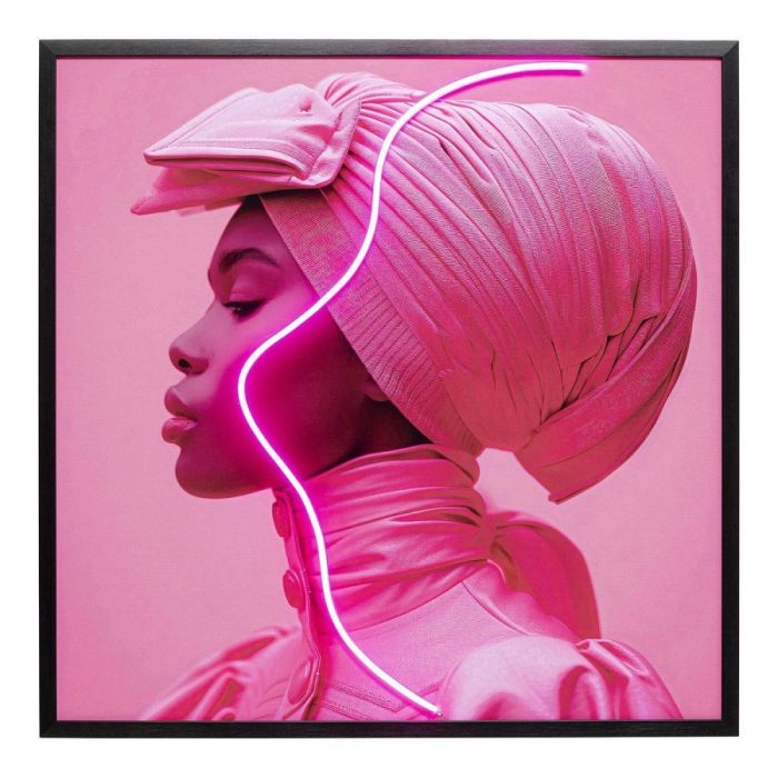 Wandfoto met vrouw in roze sjaal in zijaanzicht, roze LED-lijn volgt het profiel, omlijst met zwarte lijst tegen roze achtergrond.