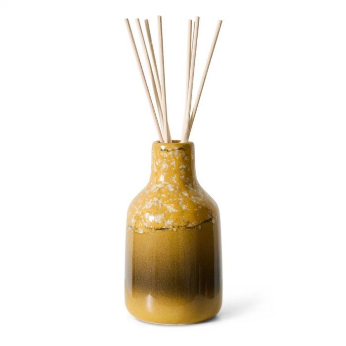 HKLIVING 70s Ceramics Fragrance Sticks Valencia in een geelbruine keramische houder met houten geurstokjes.