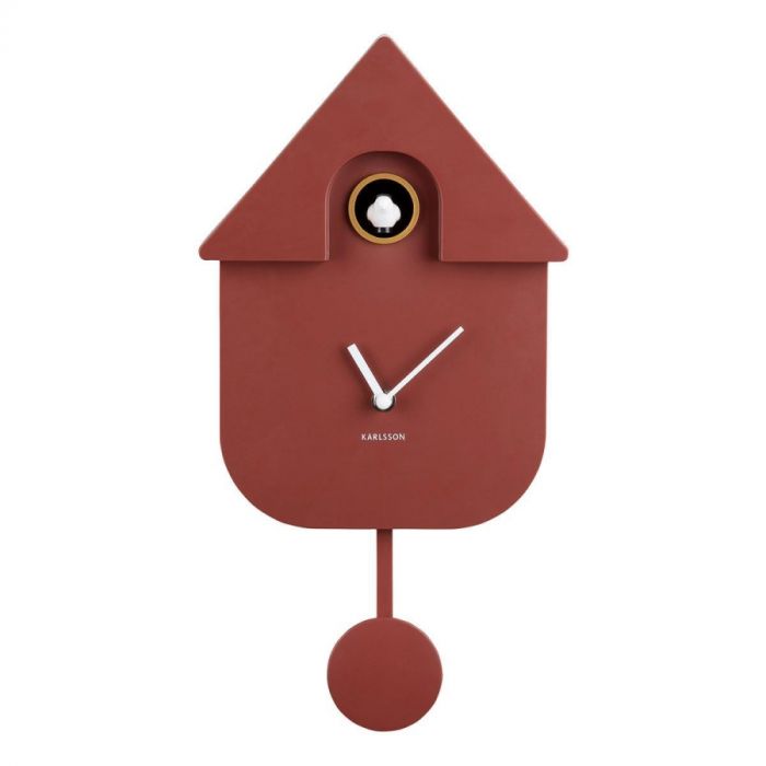 Karlsson wandklok Modern Cuckoo red ochre met witte wijzers, slinger en zichtbaar koekoekje, vooraanzicht.