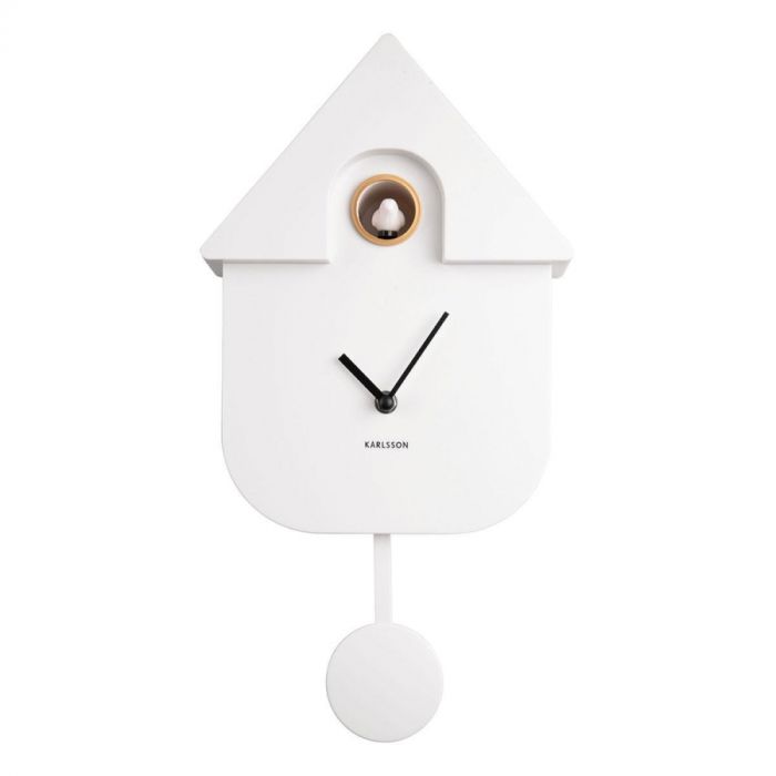 Witte Karlsson Modern Cuckoo wandklok met zwarte wijzers en pendel, recht van voren.