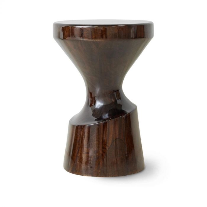 HKLiving kruk Wood Burgundy in donkerbruin glanzend hout met sculpturale vorm.