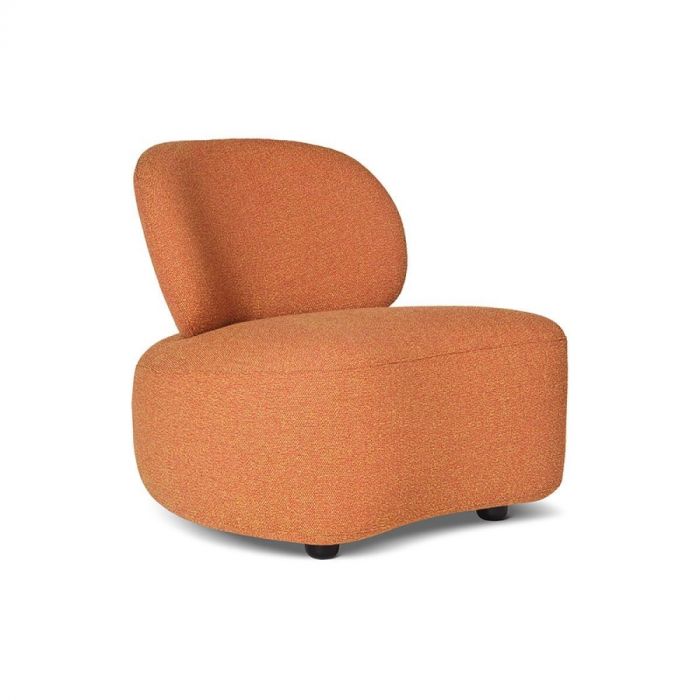 Fauteuil Caaro in oranje stof met afgeronde rugleuning en vloeiende vorm, gefotografeerd tegen witte achtergrond.