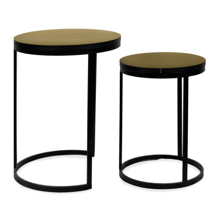 Set van twee bijzettafels met zwart metalen onderstel en ronde gouden bladen, in verschillende hoogtes, gefotografeerd tegen witte achtergrond.