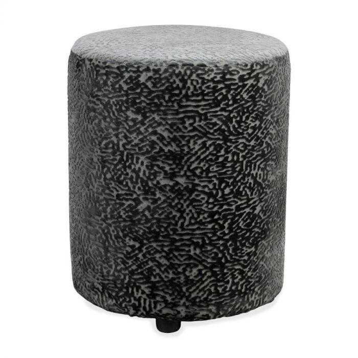 Poef in zwart-grijze stof met subtiele structuur en ronde vorm, gefotografeerd tegen een witte achtergrond.