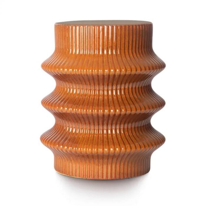 COCO Maison kruk Yuri oranje, keramische kruk met golvend design en glanzend oppervlak, volledig in beeld.