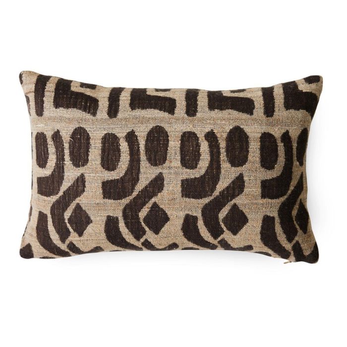 HKLiving sierkussen Rustic 40x25 cm met bruin grafisch patroon op zandkleurige ondergrond, liggend op witte achtergrond.