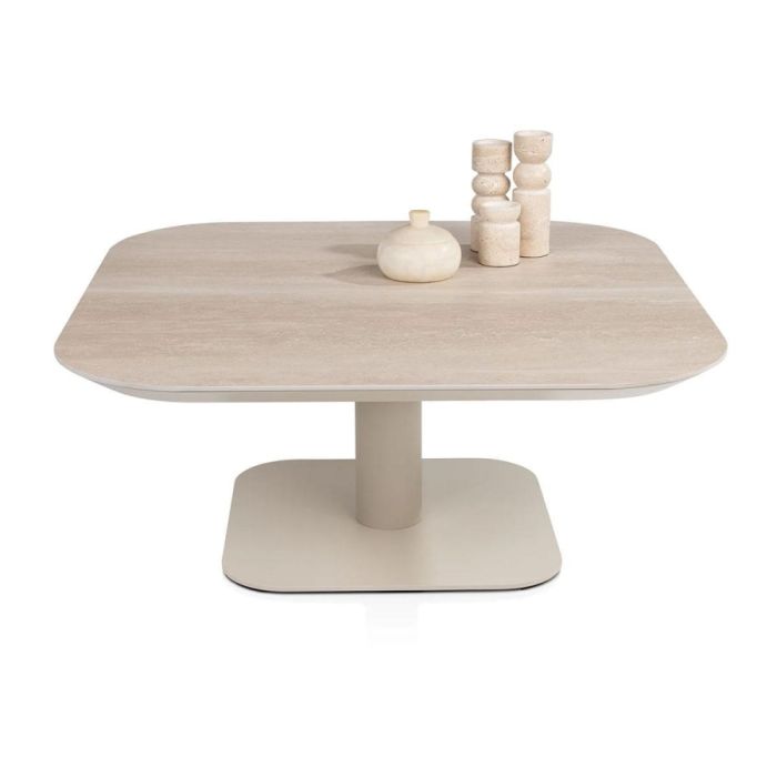 BRIANTO salontafel met keramisch blad in travertinlook en crème metalen kolompoot, moderne vierkante tafel met verfijnde uitstraling.