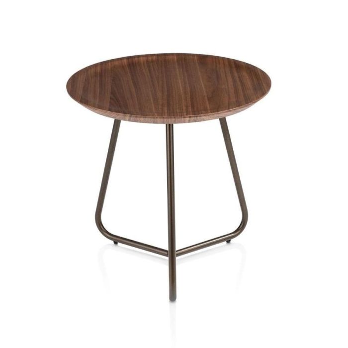 BRIANZA bijzettafel met gelakt notenfineer blad en slank metalen draadframe, modern en elegant ontwerp.