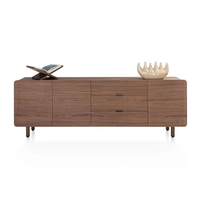 BRIANZA dressoir in gelakt notenfineer met afgeronde hoeken, drie deuren en drie softclose laden.