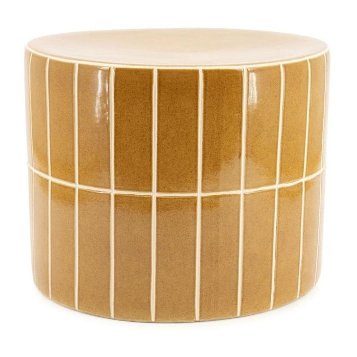 Tiletastic bijzettafel van aardewerk met geglazuurde afwerking en ingelegde tegeltjes in mosterdkleur, modern en decoratief ontwerp.