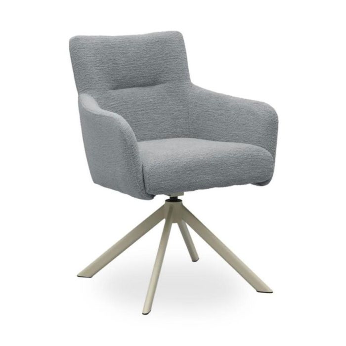 Eetkamerstoel Jule Gear Beige met beige metalen poten, schuin vooraanzicht.