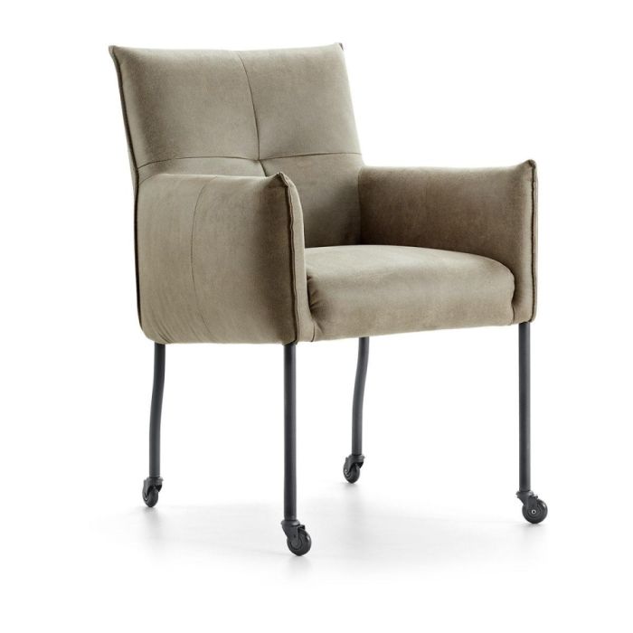 Armstoel Dutchz 1700 in beige stof met zwarte metalen poten op wieltjes, schuin van voren gefotografeerd tegen een witte achtergrond.