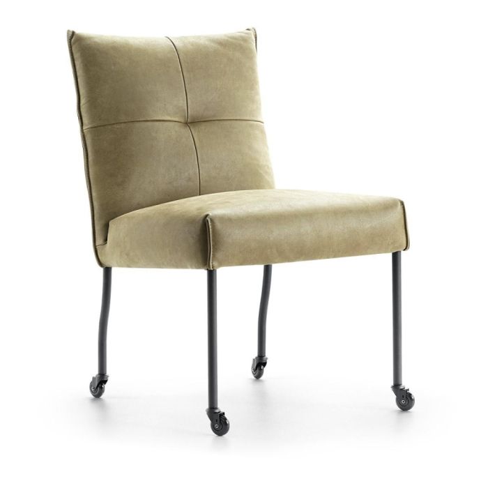 Eetstoel Dutchz 1700 zonder armleuningen in bruin Kenia-leer met zwarte metalen poten en wieltjes, schuin van voren gefotografeerd tegen een witte achtergrond.