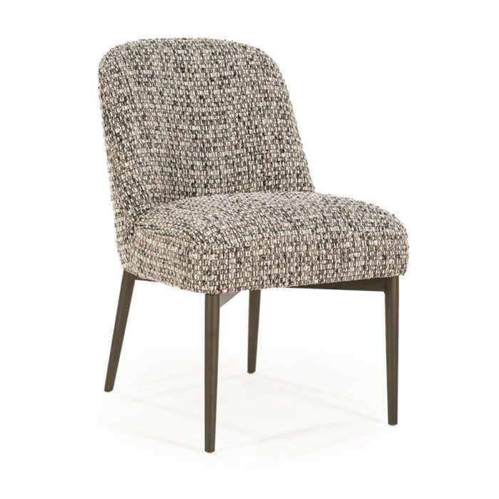 Eleonora stoel Tobias in taupe Vive, driekwart vooraanzicht met metalen poten in houtlook.